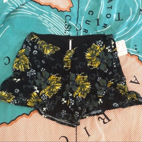 FREE PEOPLE floral shorts • size 2 • ruffled hem • zip on side - Picture 4 of 4
